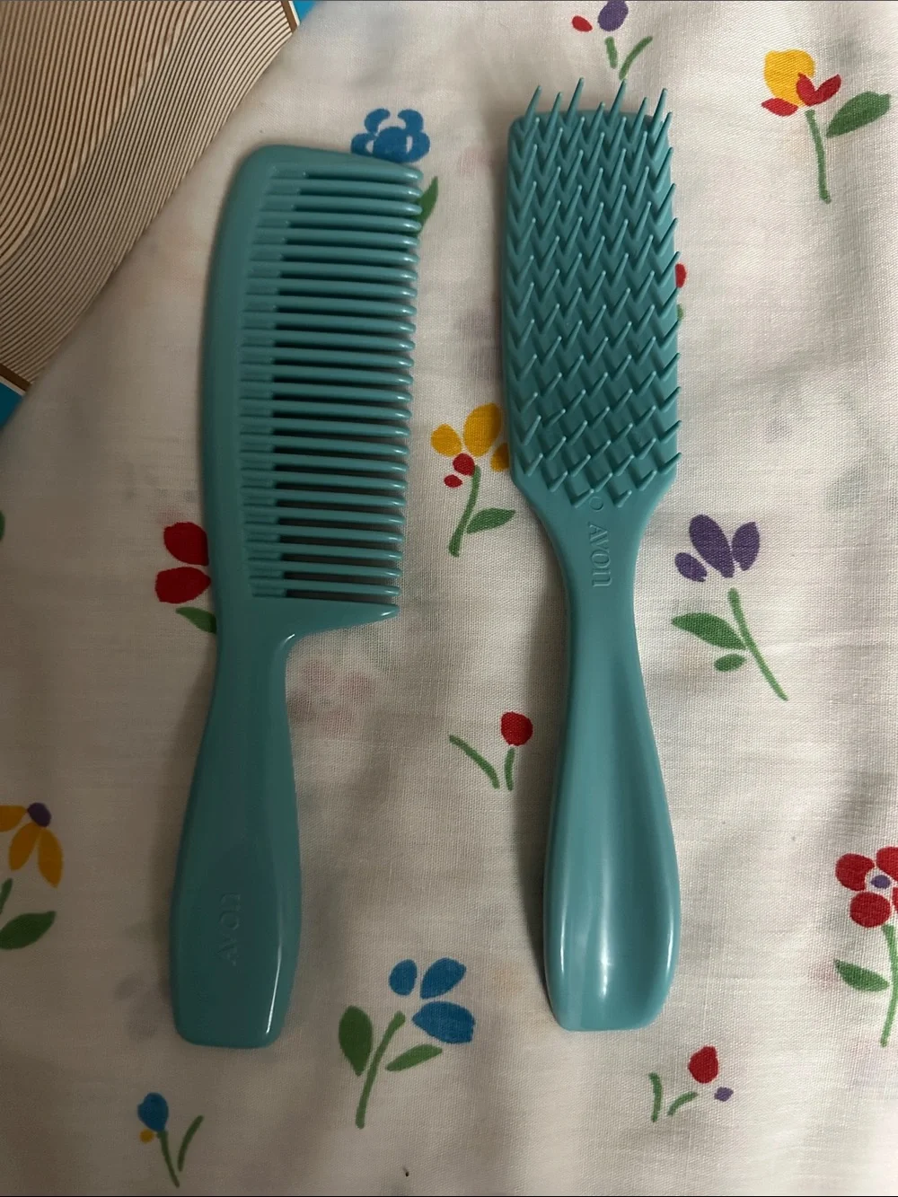 Avon Brush and Comb Box in Cream and Teal